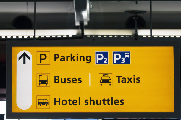 黄色塑料铝框霓虹标识与文字旅客或乘客图片下载