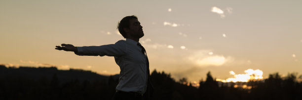 广阔的视野，年轻的商人在自然中放松图片下载