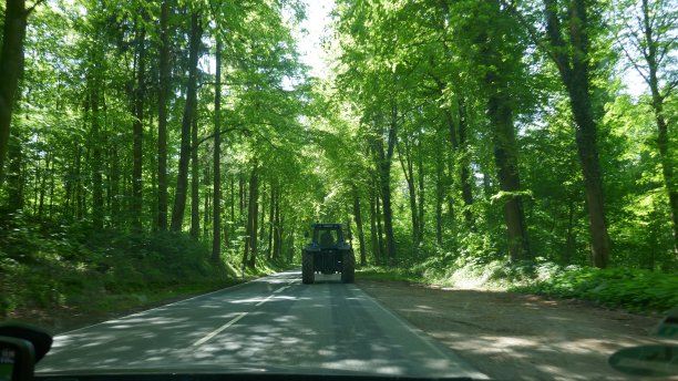 后面是拖拉机，在德国石勒苏益格-荷尔斯泰因的一条偏僻的乡村道路上图片下载