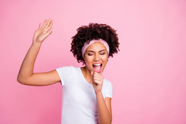 近距离的照片美丽的funky惊人的她她的黑皮肤女士卡拉ok夜总会的人闲逛有有趣的嘻哈现代的动作戴头巾休闲的白色t恤孤立的粉红色明亮的背景图片下载