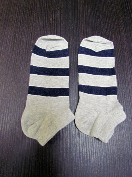 带蓝色条纹的灰色婴儿袜图片下载