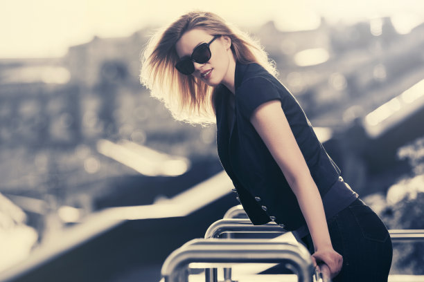 快乐的年轻时尚女人戴着太阳镜图片下载