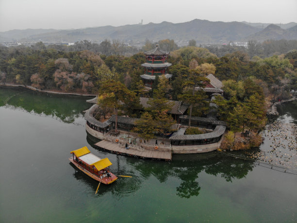 鸟瞰承德避暑山庄颐和园内湖畔小亭子。图片下载