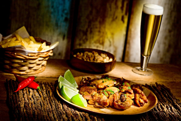 鸡鸟，法法法和啤酒在木制背景图片下载