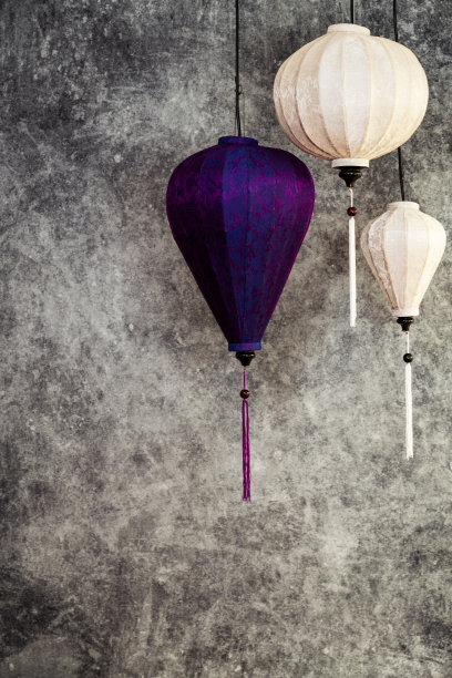 越南或中国的白色和紫色灯笼，灯关闭，肖像方向。图片下载