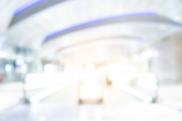 抽象模糊机场航站楼。交通大楼内的模糊大厅。散焦效果背景或旅游行业的背景概念。图片下载