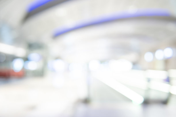 抽象模糊机场航站楼。交通大楼内的模糊大厅。散焦效果背景或旅游行业的背景概念。图片下载