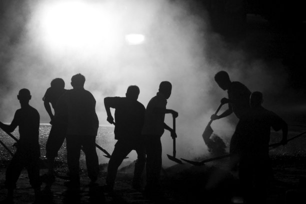 晚上，建筑工人在北京的街道上剪影进行道路维护图片下载