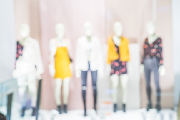 De聚焦模糊的图像精品展示窗口与时装模特为背景。时装模特的精品展示橱窗图片下载