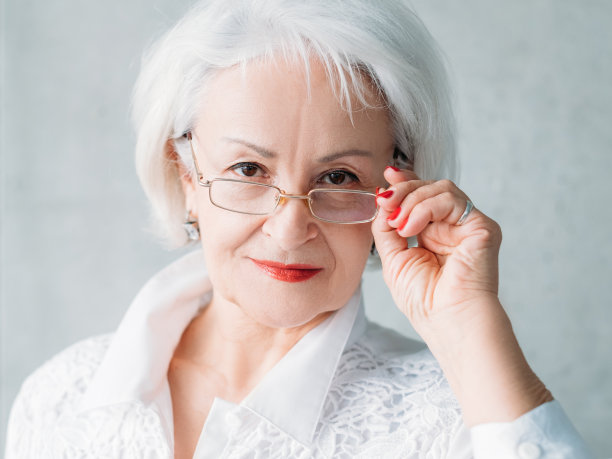 聪明的资深女士事业成功图片下载