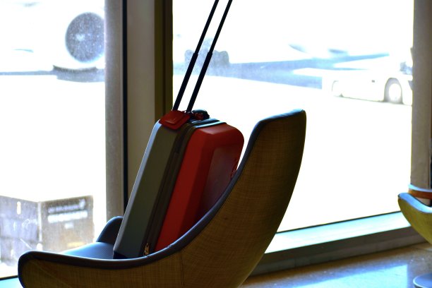 行李箱在机场图片下载