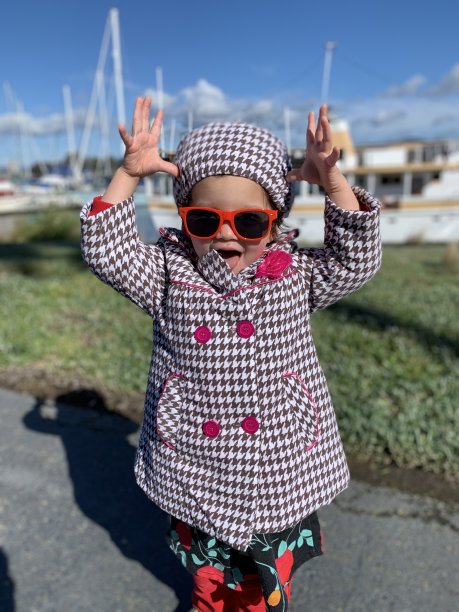 小女孩在码头外面玩得很开心图片下载