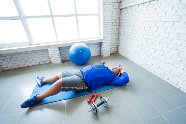 胖子，他因为运动而感到疲倦和气馁图片下载