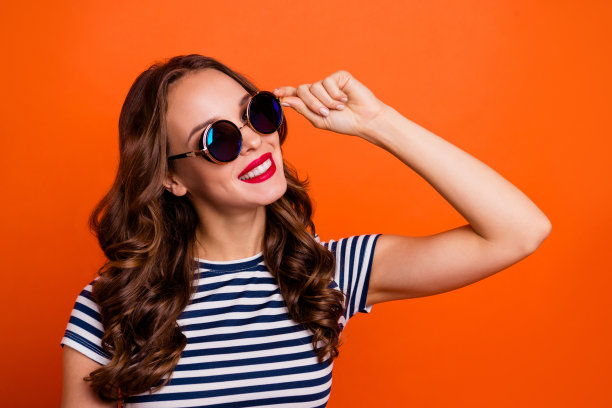 特写照片肖像头像，相当兴奋，自信，无忧无虑，梦想，梦想的她，她的女朋友触摸调整夏季眼镜，用手孤立，生动，多汁的背景图片下载