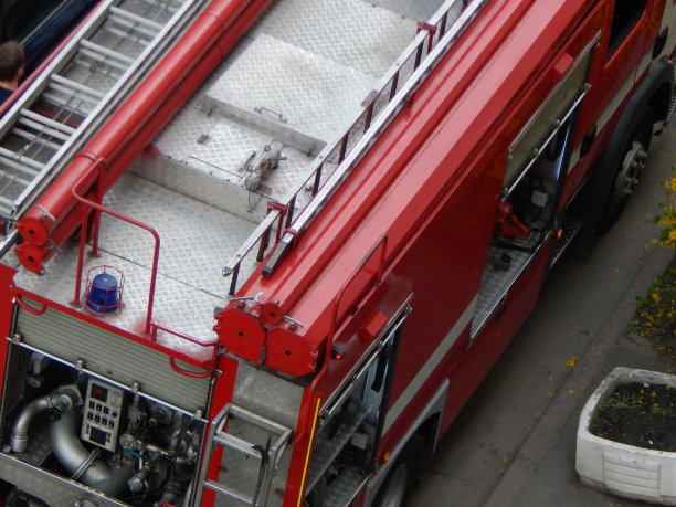 消防队员扑灭消防栓的工作图片下载