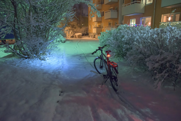 雪中站在房子外面的自行车图片下载