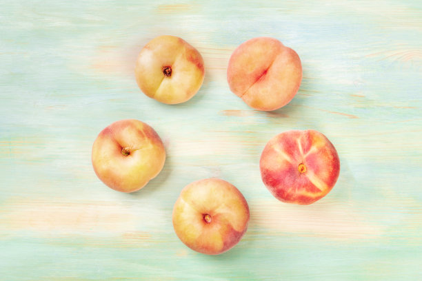 充满活力的有机平面土星桃子，从上面的蓝绿色背景，形成一个圆形的框架与文字的地方图片下载