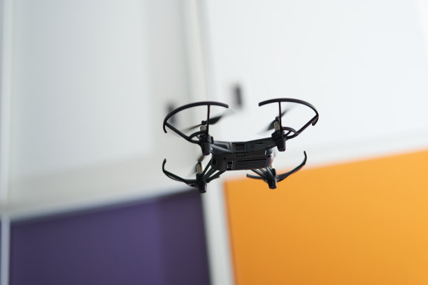 无人机在空中飞行在居民玩动态模糊油门或直升机图片下载