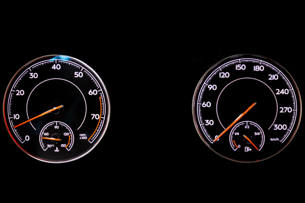 汽车的仪表盘在夜间闪烁着蓝色和红色箭头，并配有速度计、转速计和其他工具，以现代风格的黑色孤立背景监测车辆的状况图片下载