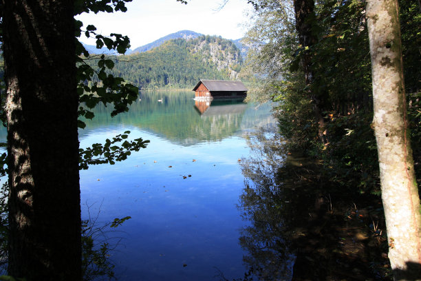 奥地利，Oberösterreich, Grünau im Almtal附近，传统的木制船屋反射在Almsee清澈的海水上图片下载
