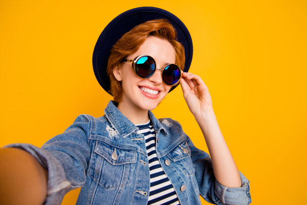 特写照片有趣的funky狐狸她她的夫人做自拍说话skype父母朋友戴眼镜复古帽休闲条纹t恤夹克牛仔裤牛仔孤立的黄色明亮的背景图片下载