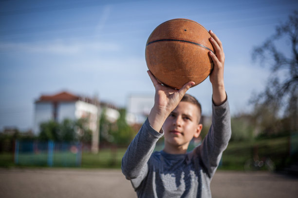 小男孩打篮球图片下载
