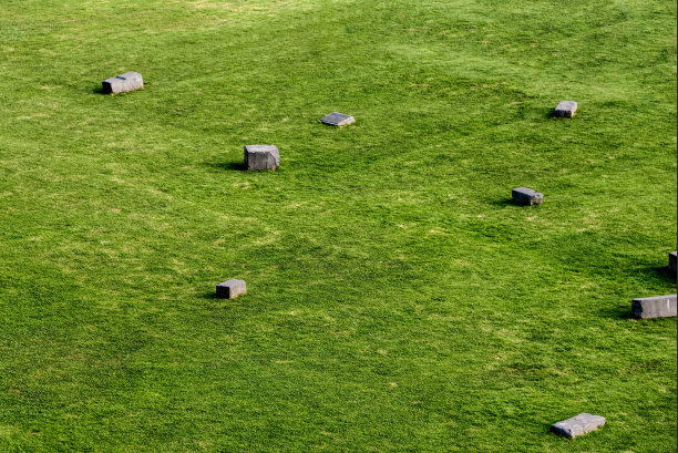 秘鲁城市的绿色田野上有来自印加的古老石头图片下载