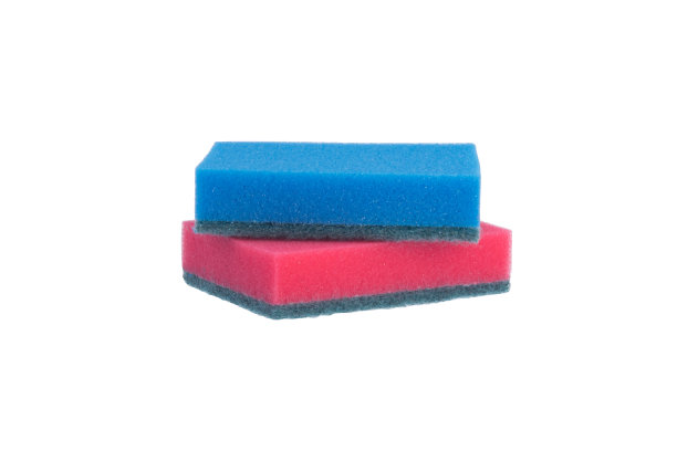 两块用来清洁物体表面的海绵，在白色的背景上互相平躺着图片下载