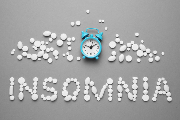 安眠药和闹钟，失眠的概念。晚上抑郁,焦虑图片下载