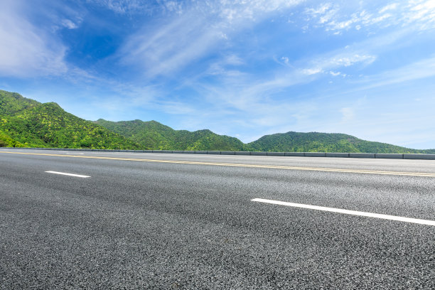 乡村公路和青山自然景观图片下载