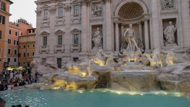 黄昏拍摄的游客在许愿池在罗马图片下载