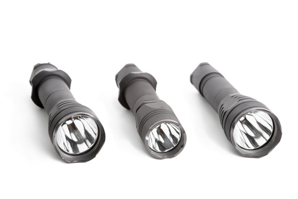 许多野营或战术手持式口袋黑色手电孤立摄影棚拍摄图片下载