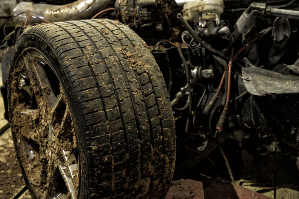 沾满泥土的汽车轮图片下载