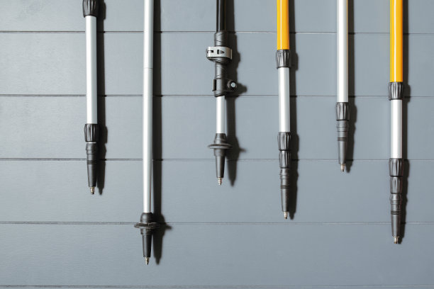 平躺顶视图设置许多远足或滑雪杆在一个木制的背景图片下载