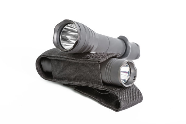 许多野营或战术手持式口袋黑色手电孤立摄影棚拍摄图片下载