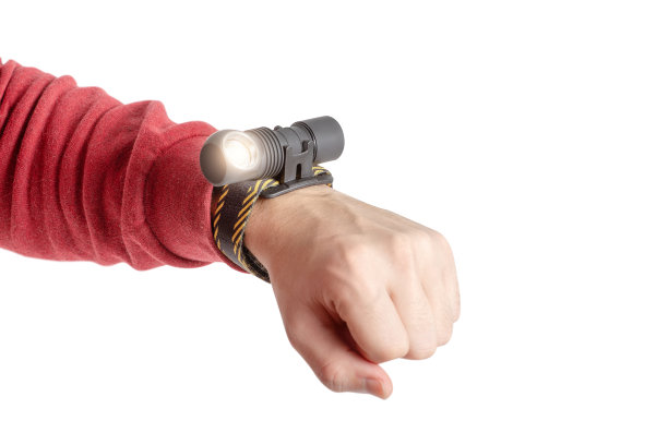 带腕带的军用或野营手电筒图片下载