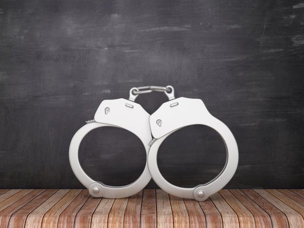 手铐在木地板-黑板背景- 3D渲染图片下载
