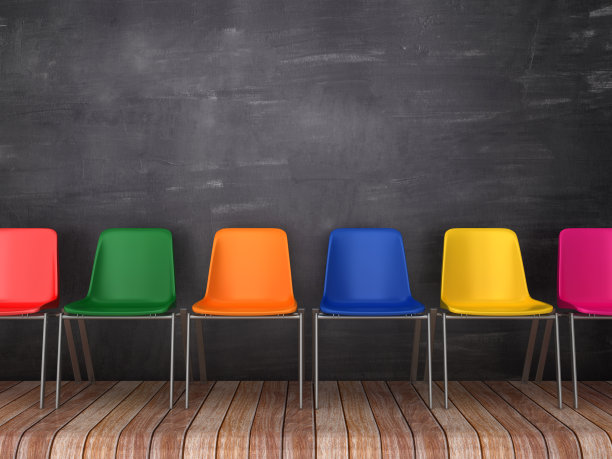 在木地板上的椅子排-黑板背景- 3D渲染图片下载