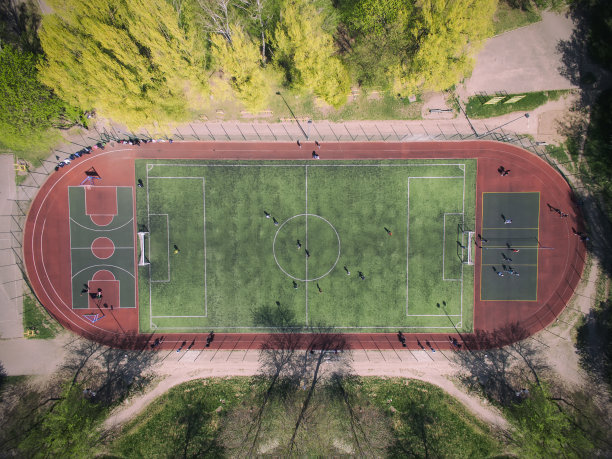 真正的足球场-从上到下鸟瞰图。从无人机拍摄图片下载