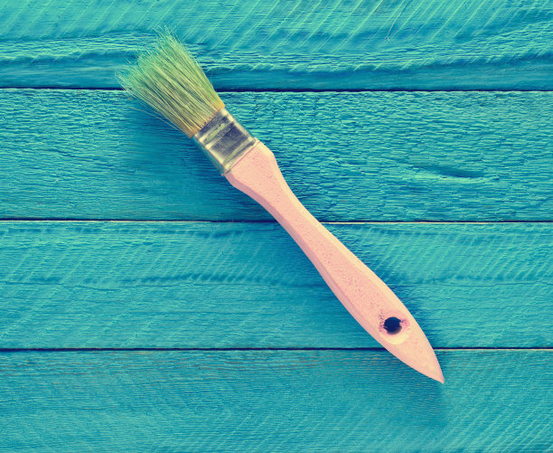 蓝色木桌上的画笔。极简主义的趋势。艺术的概念。前视图。副本的空间。图片下载