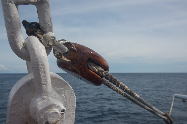 用绳索和链条的小艇索具图片下载