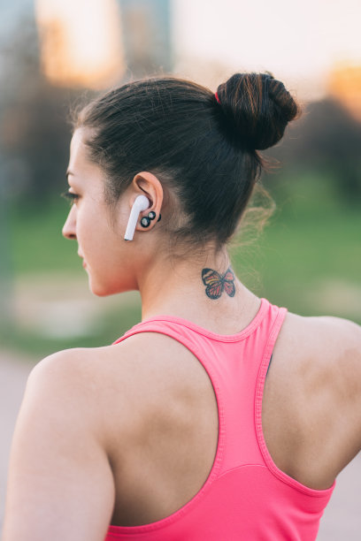 一个女运动员的后视图肖像图片下载