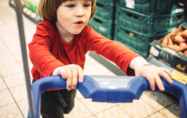 杂货店里蹒跚学步的小男孩图片下载