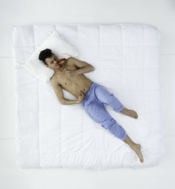 性感的非裔美国人在床上图片下载