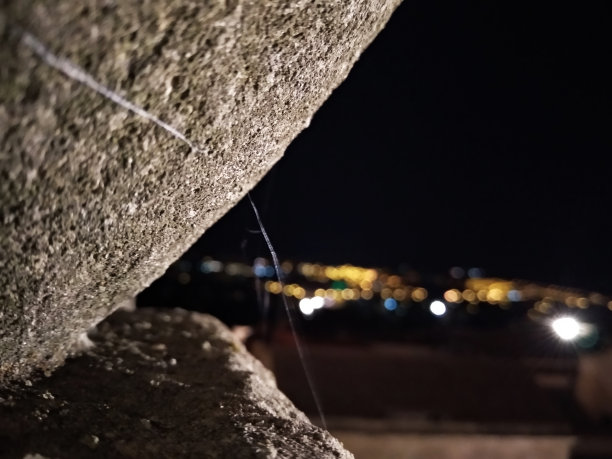 石头球在晚上。图片下载