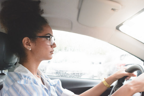 一个年轻女人开车的照片图片下载