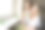 3岁的妈妈和女儿坐在窗边，女儿要求喂奶。母乳喂养的概念图片下载