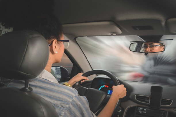 一个年轻女人开车的照片。乘客的角度来看图片下载