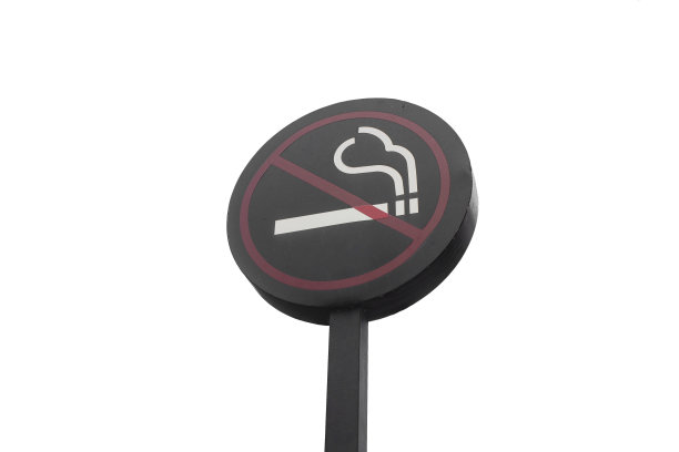 白色背景上的禁止吸烟标志图片下载
