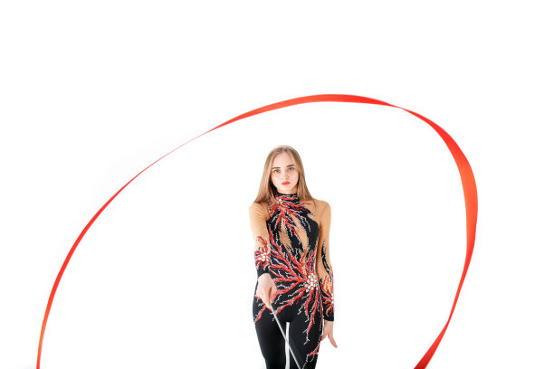 艺术体操。年轻的体操女孩与红色的丝带在白色的背景图片下载